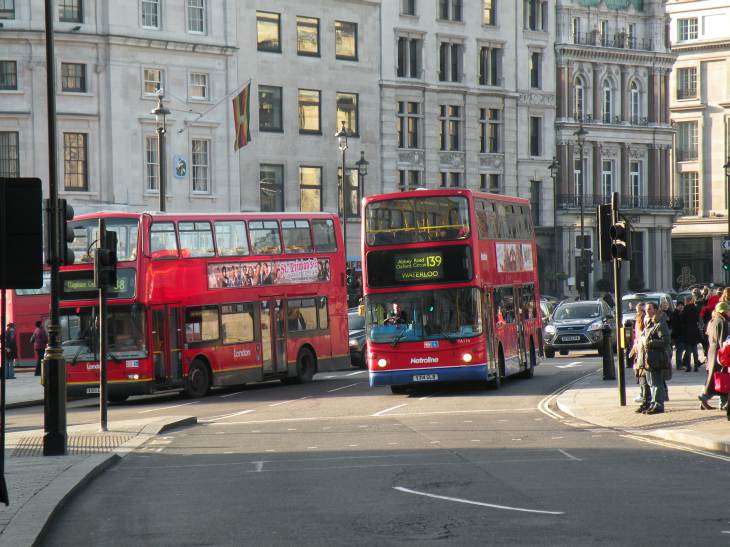  bus rouges arivant à Trafalgar Square